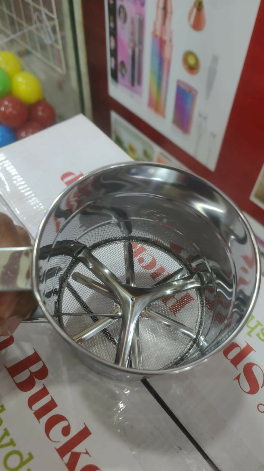 Stainless Steel Flour Sifter Is A Practical Kitchen Tool Designed For Baking And Cooking Tasks. It Is Made From Stainless Steel And Helps Sift Flour Smoothly For Better Mixing And Preparation. The Simple Design Makes It Easy To Use And Suitable For Regula