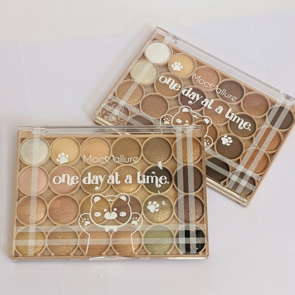The Mocallure 24 Color Shiny Eyeshadow Palette
