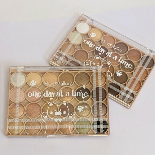 The Mocallure 24 Color Shiny Eyeshadow Palette