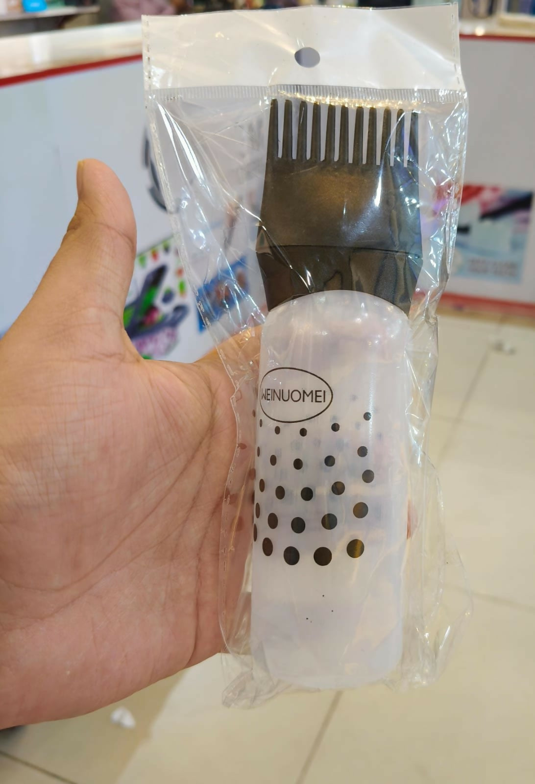 Hair Oil Comb Applicator Bottle with Graduated Scale – Professional Hair Coloring, Oiling & Scalp Treatment Tool ~ Random Color (1Pc)