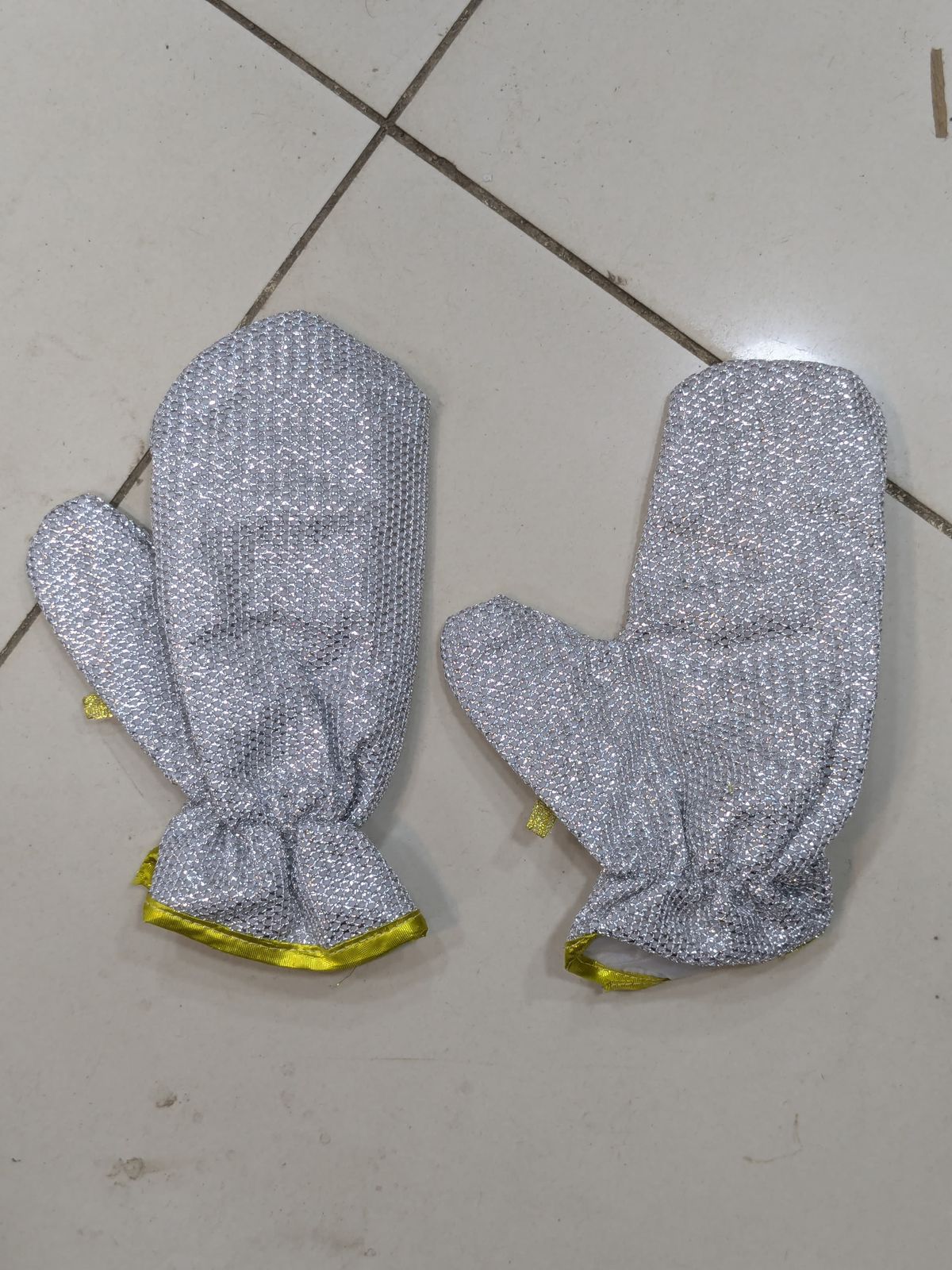 Heavy-Duty Silver Heat-Resistant Oven Mitts – Maximum Protection Pair