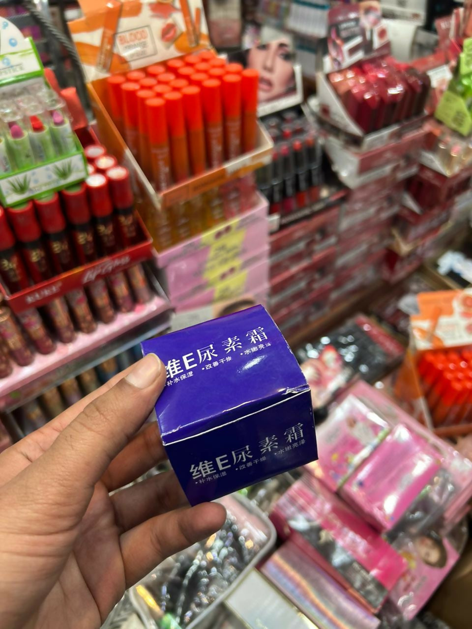 The Anti-Freckle Whitening Facial Serum (30ml) is specially formulated to target freckles, dark spots, and uneven skin tone. Its brightening ingredients help reduce pigmentation, restore clarity, and promote a radiant complexion. Lightweight and fast-abso