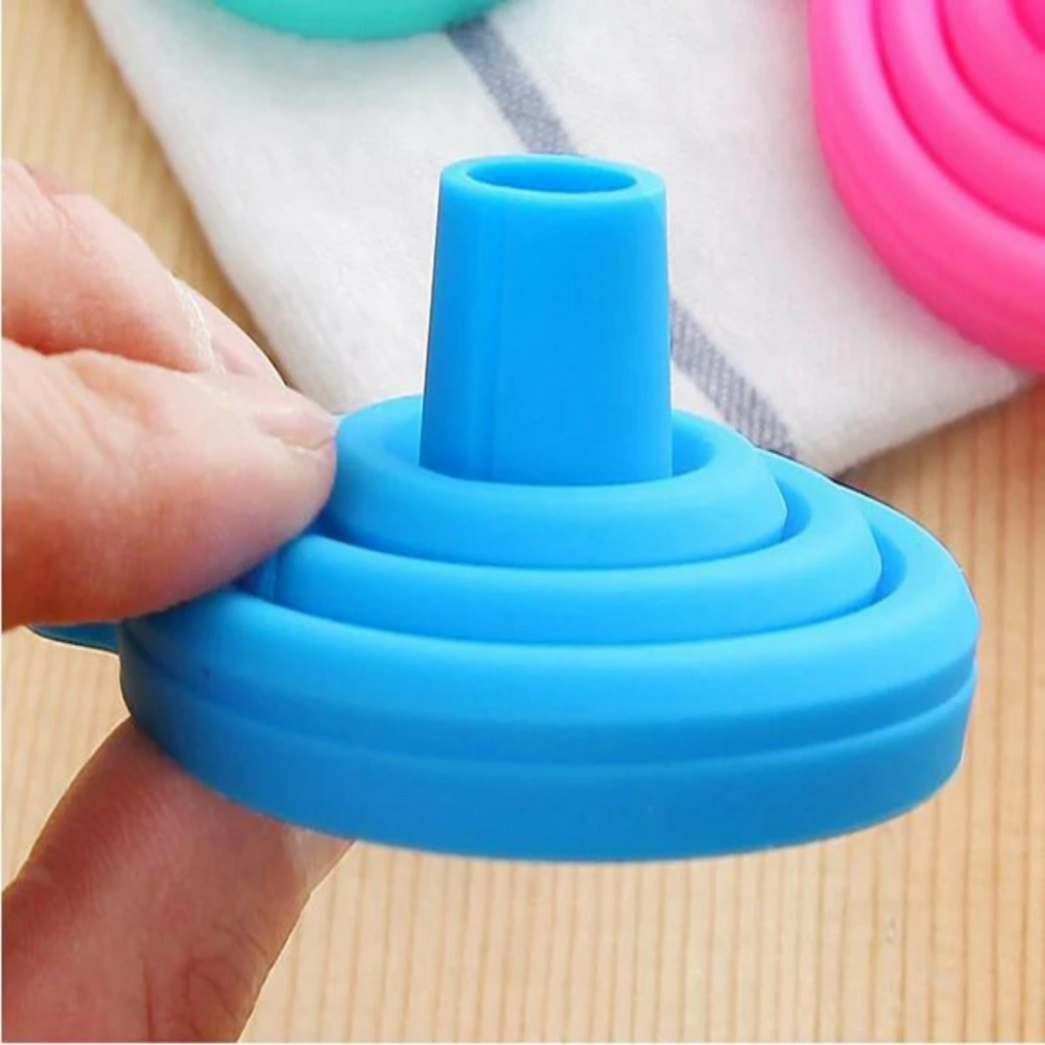 Silicone Oil Funnel Kitchen Liquid Oil Dispensing Tool – Reusable Oil Pouring Funnel (Random Color)