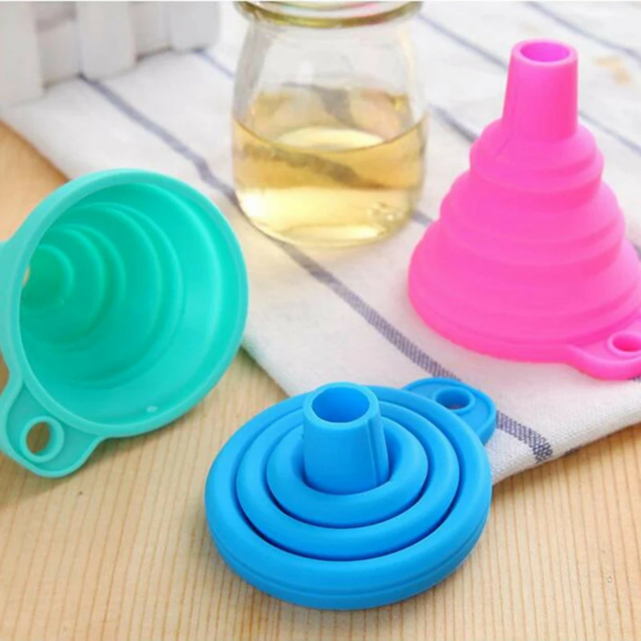 Silicone Oil Funnel Kitchen Liquid Oil Dispensing Tool – Reusable Oil Pouring Funnel (Random Color)